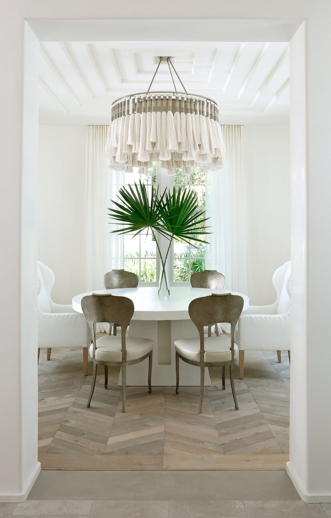 M2C Studio's Dawn chandelier used in Rozanne Jackson's interior design at Aly Beach. (Photographed by Chris Little)